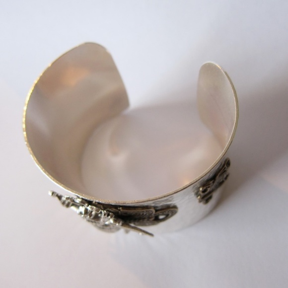 Exclusive Ultimate Queen Bee Cuff Bracelet lll Edi - Picture 4 of 8